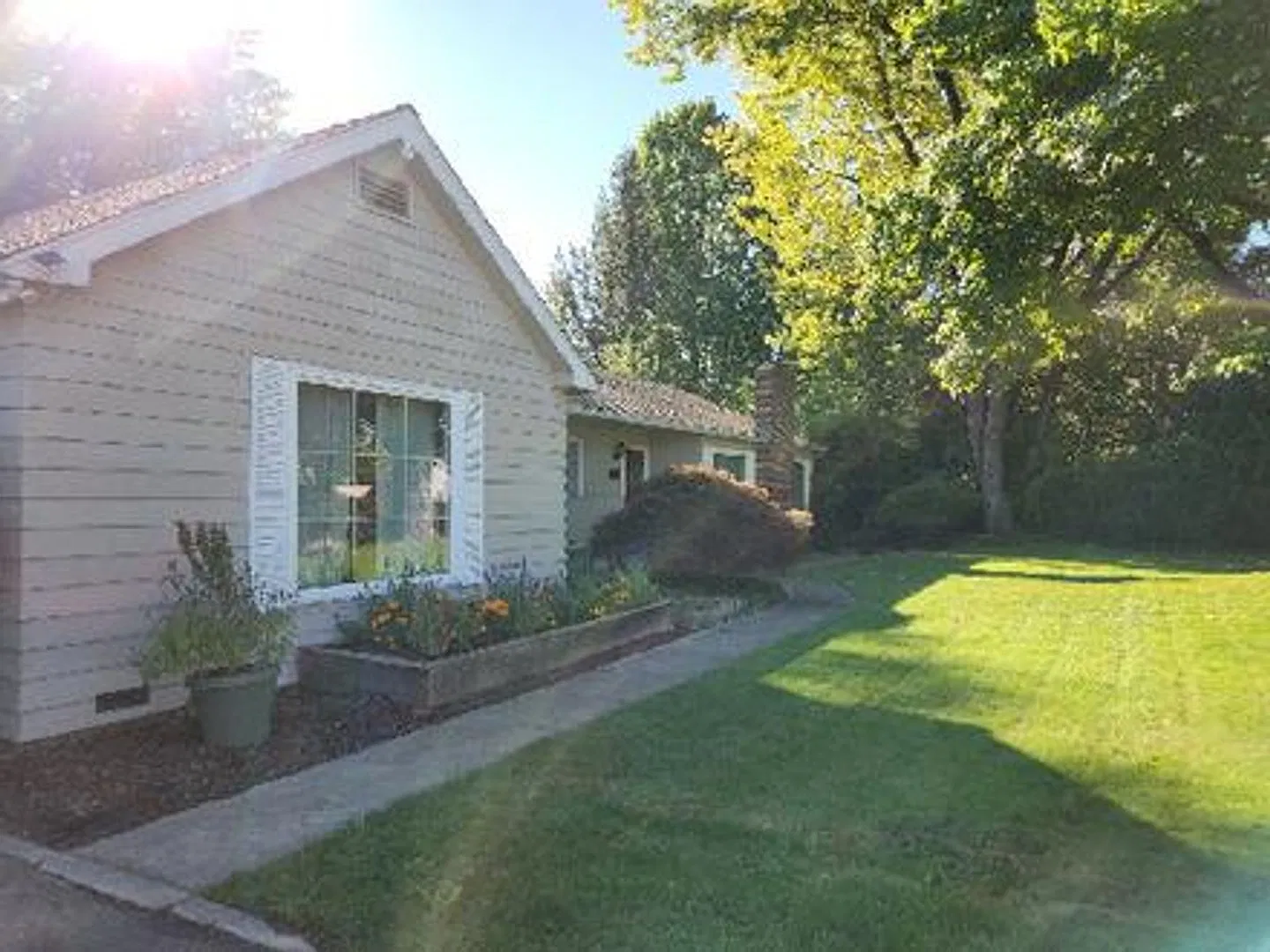 Charming 3 Bedroom, 2 Bathroom Home in Southwest Medford — Photo 2