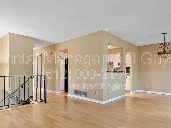 7390 Stewart Dr, Eden Prairie, MN 55346