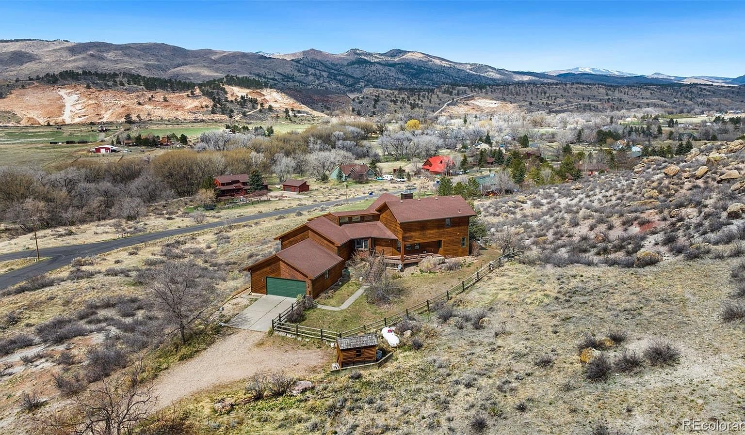洋書 Mountain Houses CCY Architects nestles Aspen home into mountainous hillside