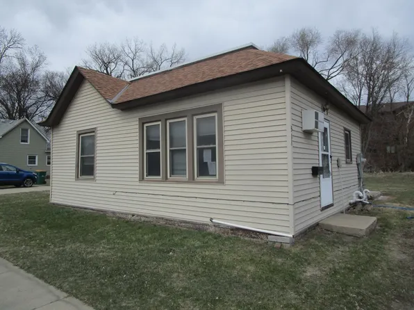 318 W College Dr, Marshall, MN 56258
