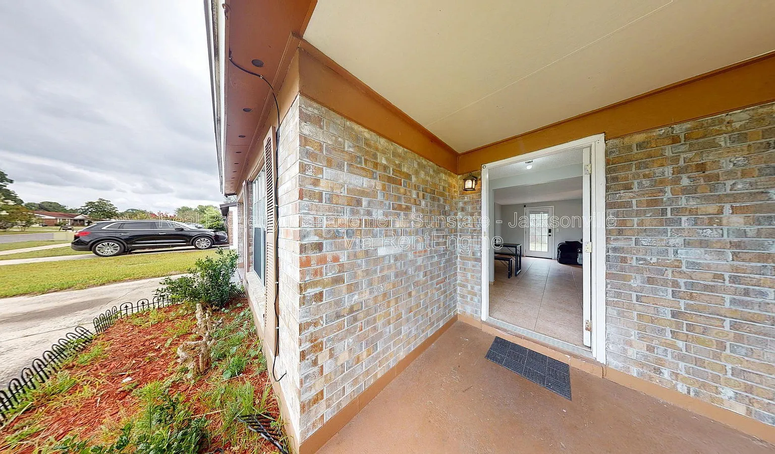 4 bed, 2.0 bath, 1298 sqft, $2,000 — Photo 2