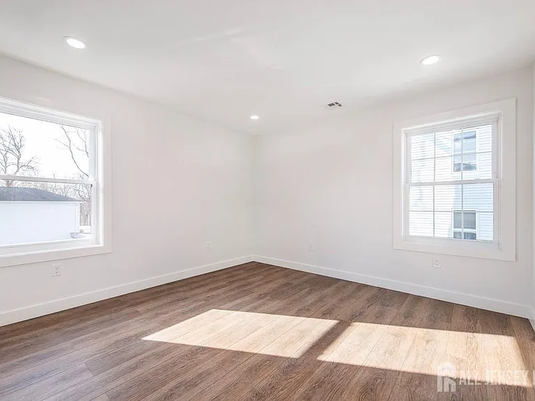 227 21st St — Photo 3