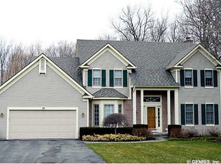 28 Shannon Gln, Fairport, NY 14450