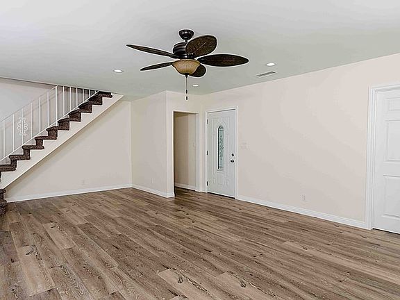 3rd image of 10238 Woodley Ave