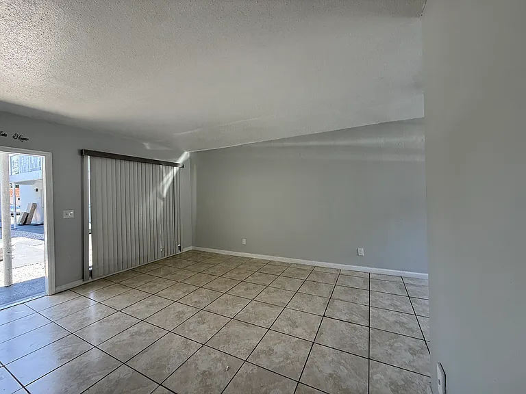 915 NE 8th St #206 — Photo 13