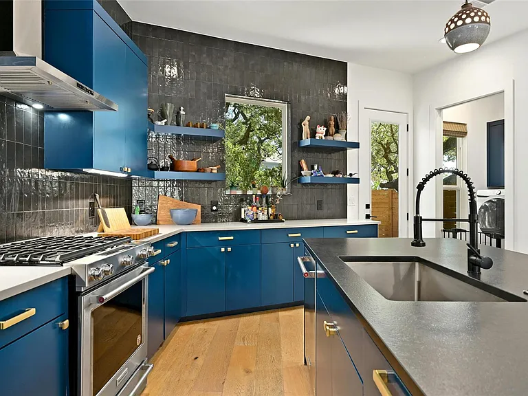 1187 Oak Grove Ave — Photo 2
