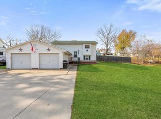 2814 Cleveland St, Clinton, IA 52732
