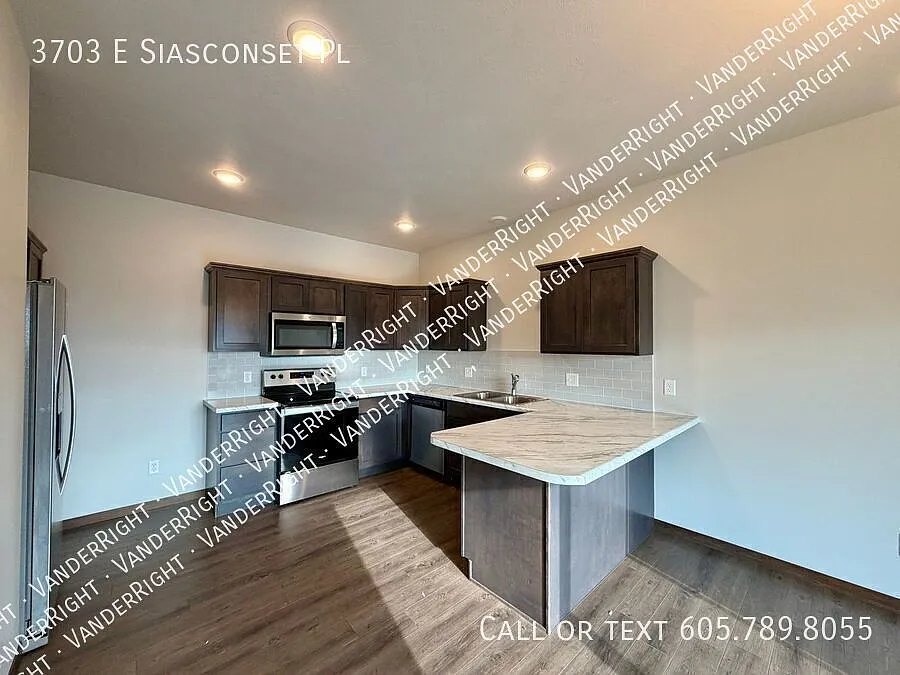 Gorgeous 4 Bedroom 3.5 Bathroom Townhome! — Photo 2
