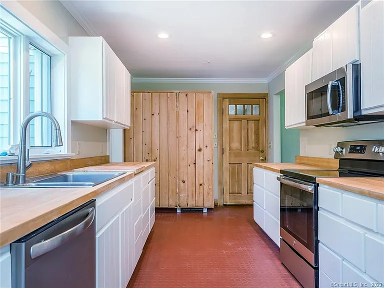 33 Washington Ave — Photo 9