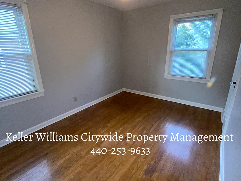 Second floor 2 bedroom 1 bath West Cleveland — Photo 9