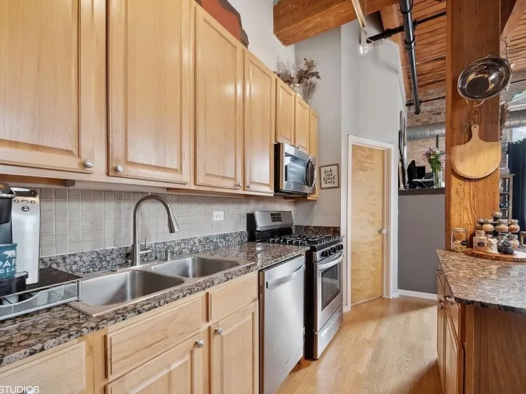 1740 N Maplewood Ave #212 — Photo 4