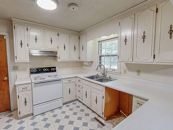 4th image of 2072 Edwin Robertson Rd