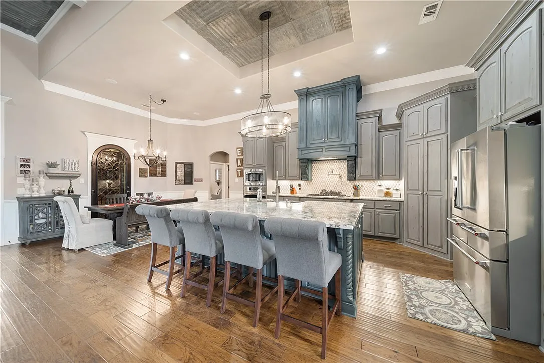 5 bed, 3800 sqft, $6,000 — Photo 3