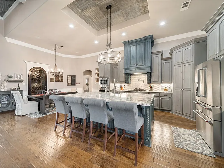 8464 Spicewood Springs Rd — Photo 3