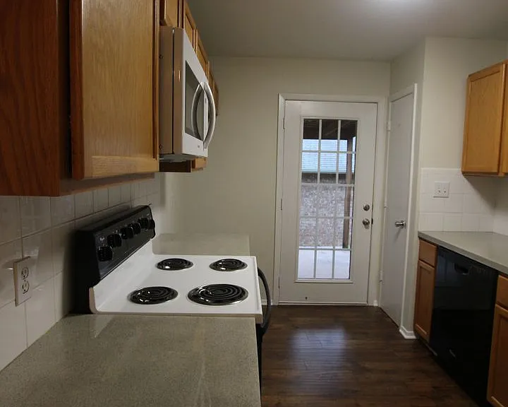 408 Redbud Cir — Photo 7
