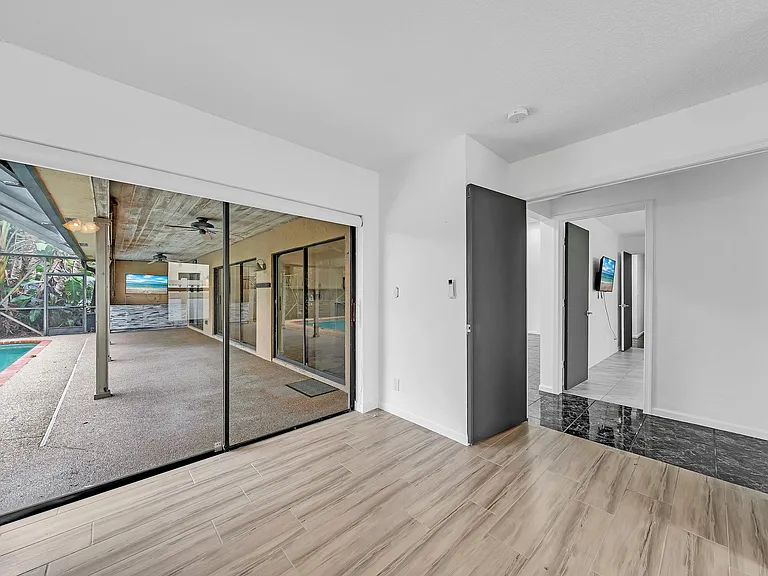 303 NW 105th Ter — Photo 36