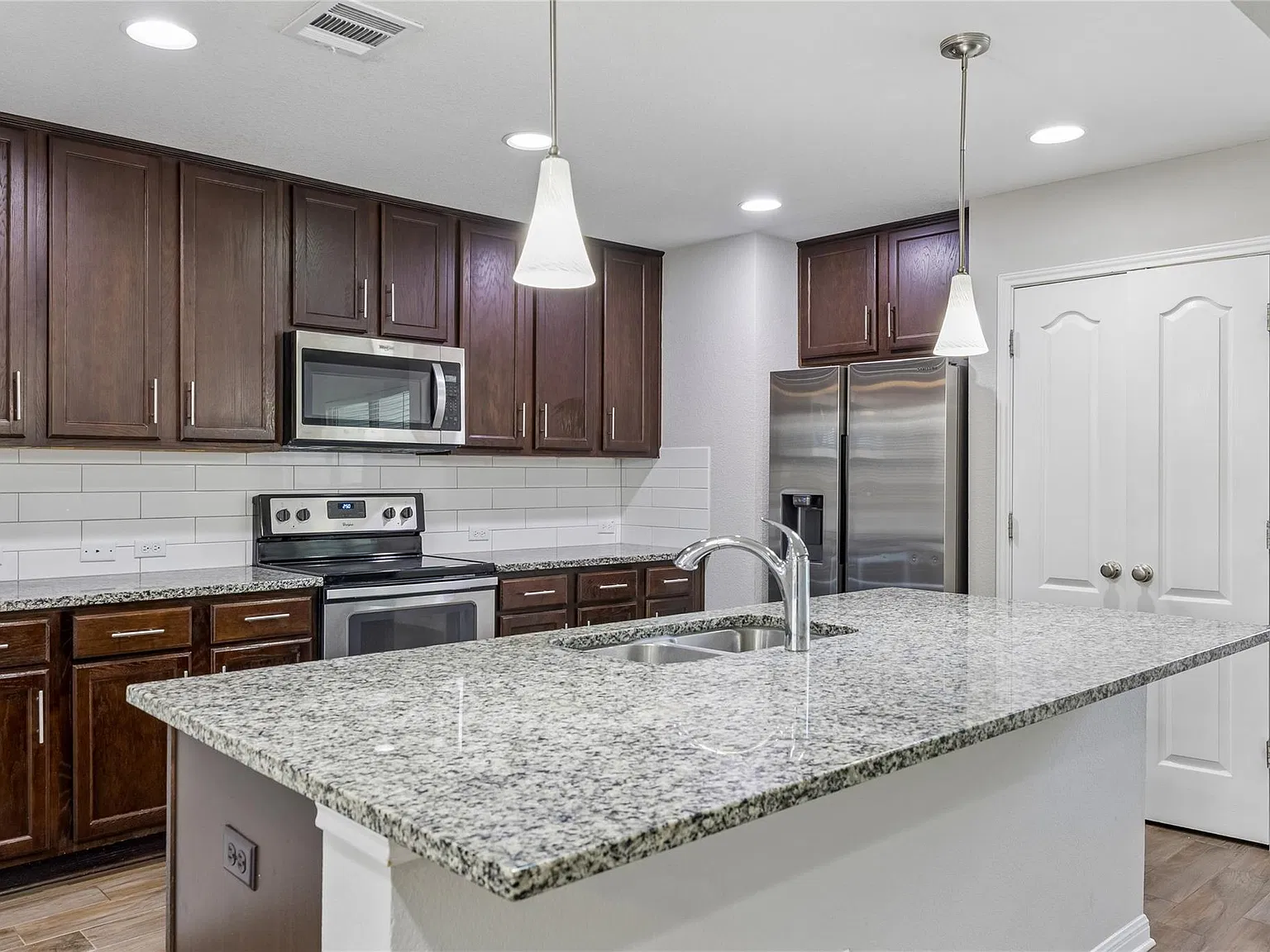 3 bed, 2.5 bath, 1589 sqft, $2,075 — Photo 4