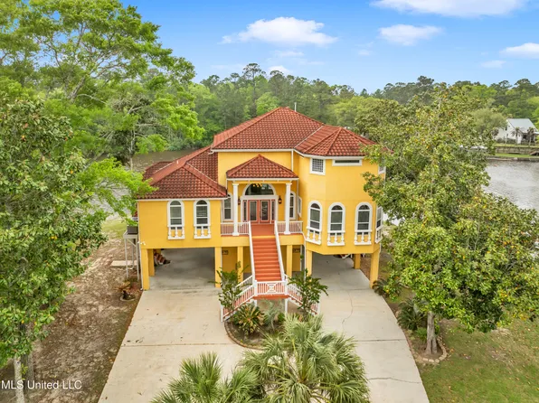 4000 Riverview Dr, Diberville, MS 39540