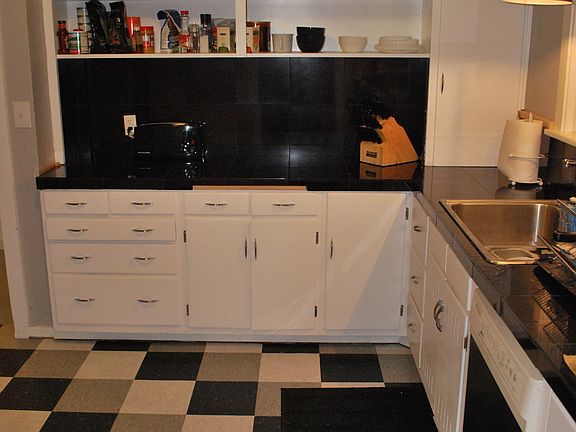 3rd image of 1023 S Steele St