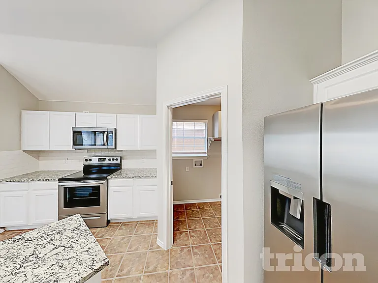 1013 Kingsley Dr — Photo 6