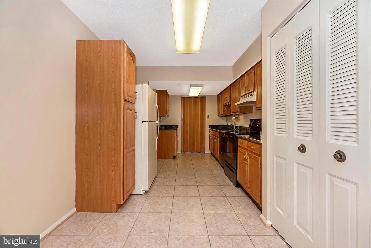 3 bed, 2.5 bath, 1264 sqft, $2,145 — Photo 3