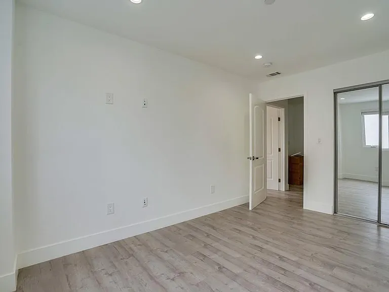 2300 Carmona Ave — Photo 29