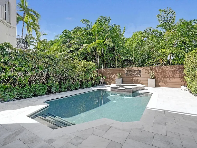 453 SW 5th Ave — Photo 78