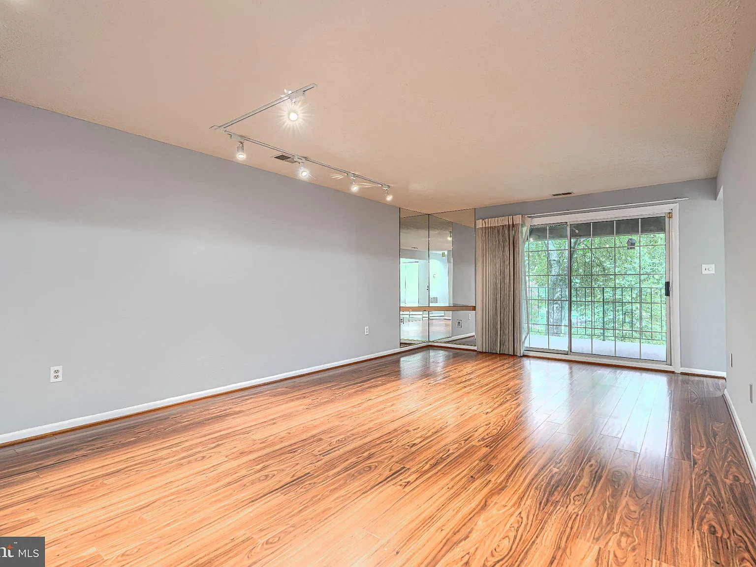 2 bed, 2.0 bath, 1427 sqft, $2,200 — Photo 3
