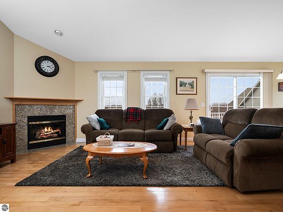 4th image of 827 Shamrock Ln