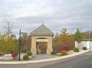 16205 Grandview Dr, Fenton, MI 48430