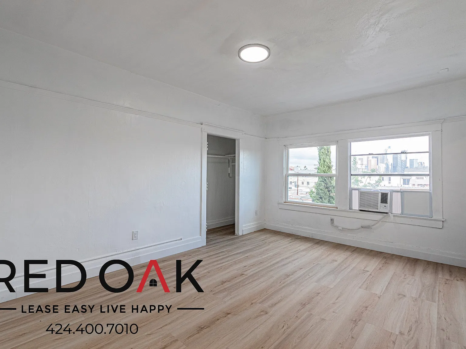 Sunlit Studio with Hardwood-Style Floors, Soaking Tub, Stainless Steel Appliances and Air Conditi... — Photo 4