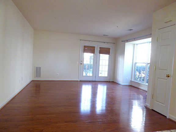 5th image of 357 Fallsgrove Dr