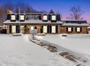 907 N Glenwood Dr, Hastings, MI