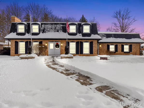 907 N Glenwood Dr, Hastings, MI 49058