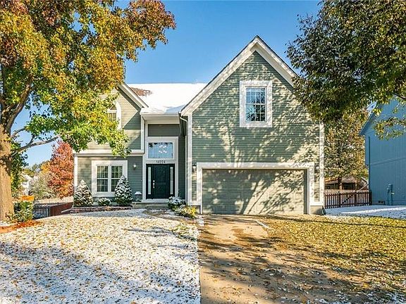 Fenced yard and walk to school!