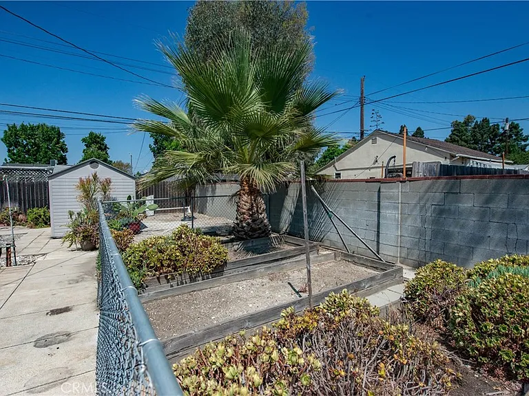 2121 N Screenland Dr — Photo 28