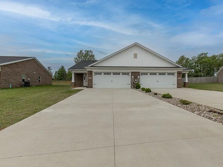 305 Breckinridge Cir — Photo 1