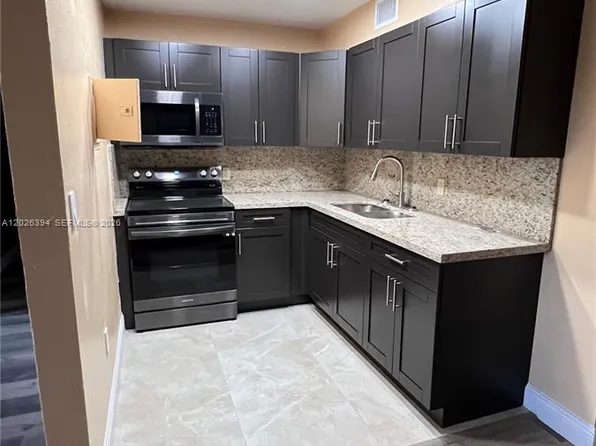 301 NW 177th St #12, Miami, FL 33169
