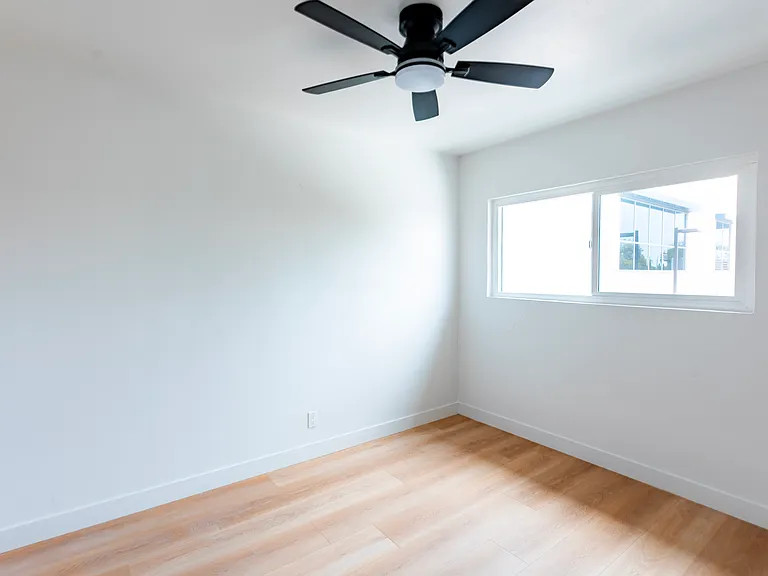 780 E Walton St #B — Photo 11
