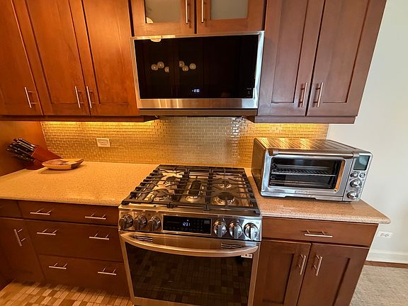 5th image of 550 W Surf St APT 512
