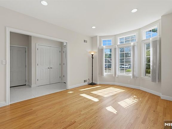 5th image of 137 6th St