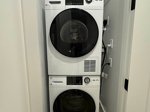5th image of 1035 Washington Ave APT 3T