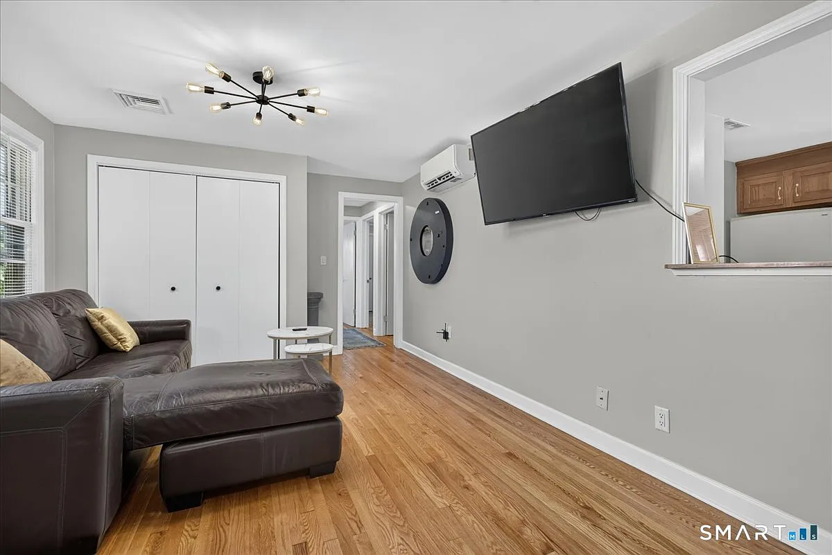 5 bed, 2.0 bath, 1320 sqft, $5,250 — Photo 3