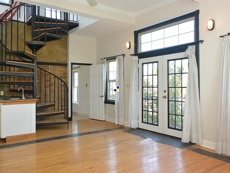 319 E Cross St — Photo 15