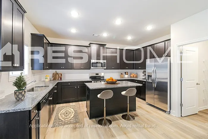 5 bed, 3.0 bath, 2573 sqft, $3,015 — Photo 3