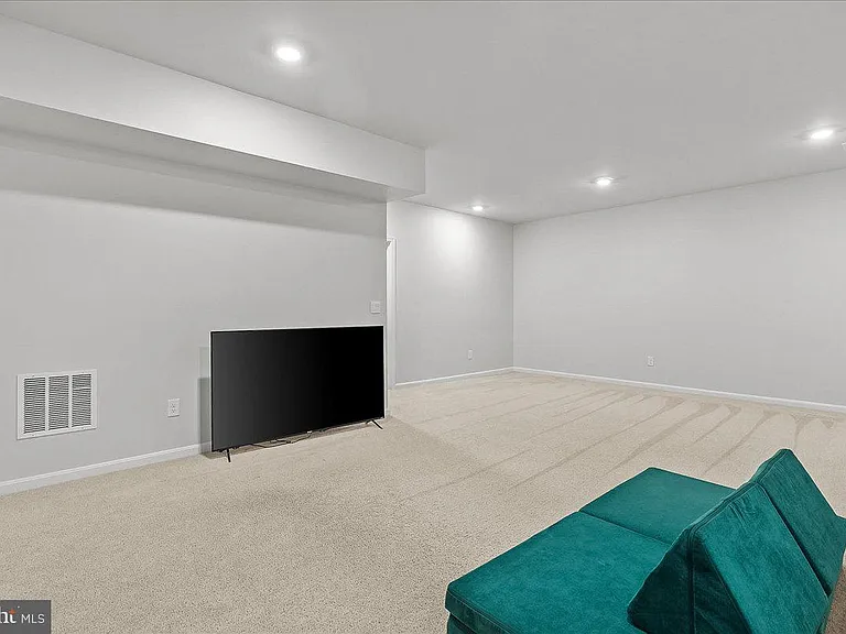 109 Woodford Dr — Photo 36