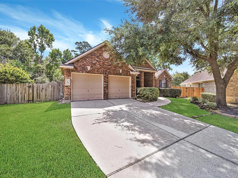 14 Beauty Bower Pl — Photo 3