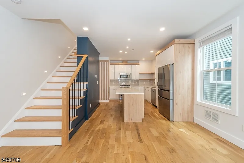 3 bed, 3.5 bath, $5,700 — Photo 2
