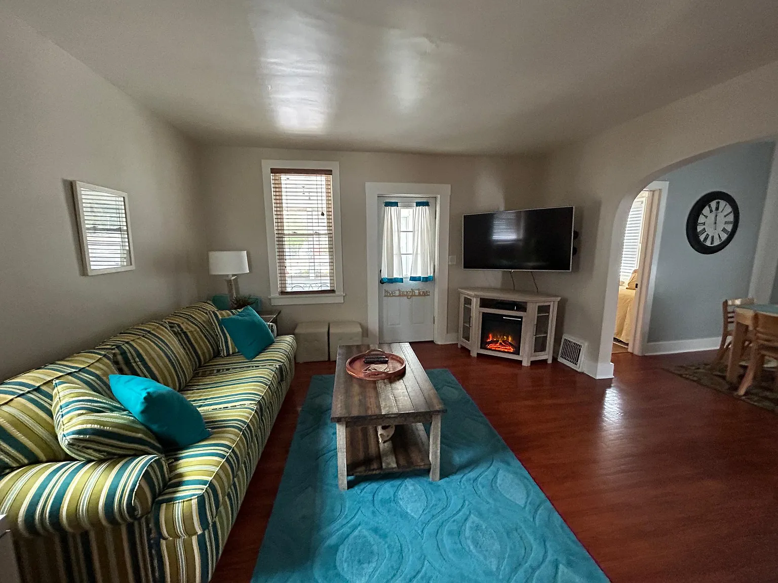 2 bed, 818 sqft, $1,800 — Photo 2