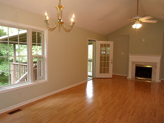 5th image of 907 Manor Dr